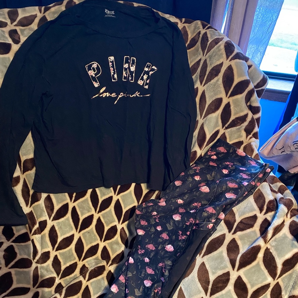 Flower leggings with pockets and VS Pink crop top